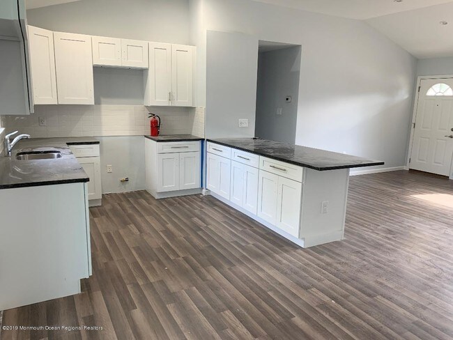 Building Photo - 5 Oneida Ave