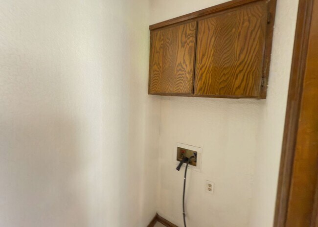 Building Photo - $500 OFF MOVE IN SPECIAL | Duplex in Centr...