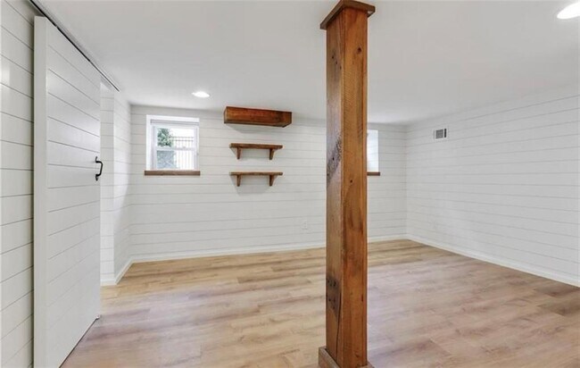 Building Photo - 2512 Brookwood Dr NE