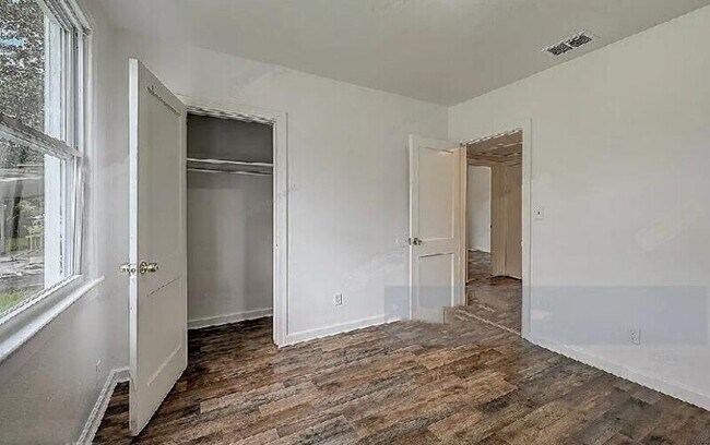 Building Photo - 1718 Mc Millan St