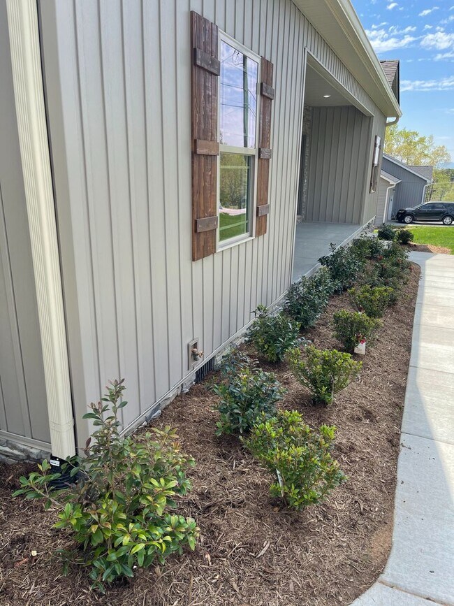 Building Photo - Available NOW! Charming 3 Bedroom, 2 Bathroom Home — Built in 2021