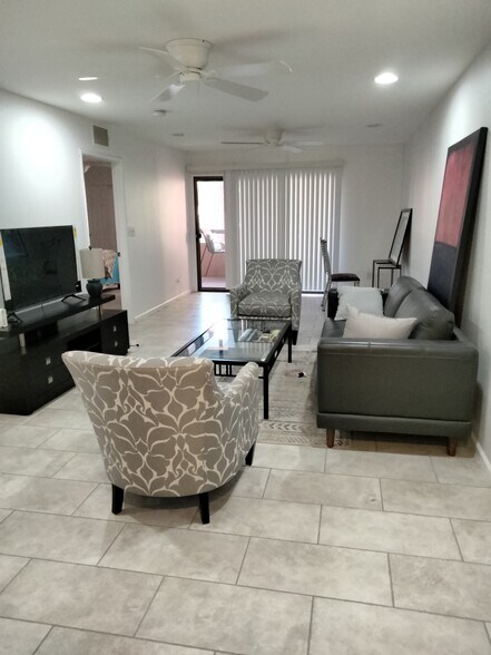 Building Photo - 4303 E Cactus Rd