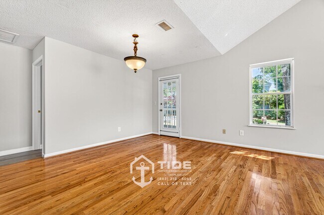 Building Photo - Modern Living in the Heart of West Ashley