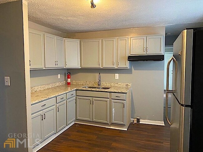 Building Photo - 221 Banberry Dr SE