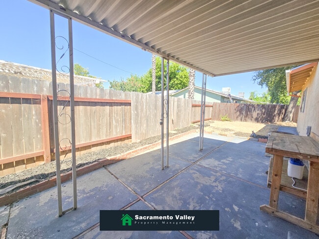 Building Photo - 8765 Crucero Dr