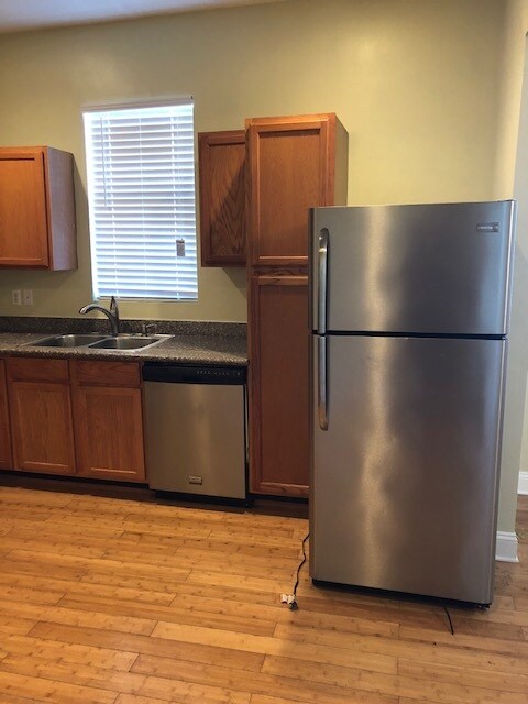 Stainless steel appliances - 2044 Almonaster Ave