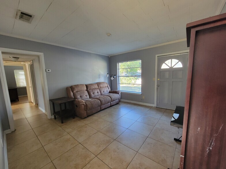 Building Photo - 1405 W 13th St