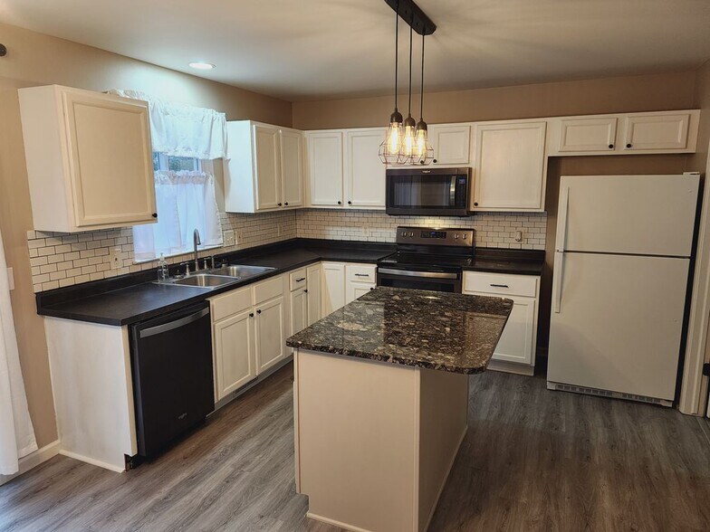 Building Photo - 5184 Meadow Crest Cir