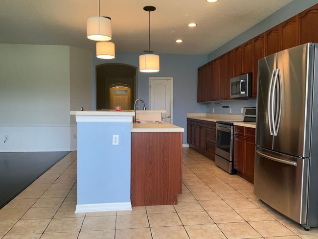 Building Photo - Single family home with 3 bedrooms, 2.5 ba...