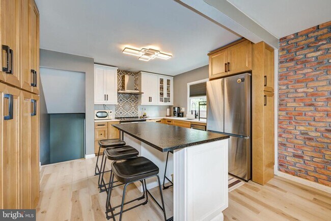 Building Photo - 325 Juniper Dr