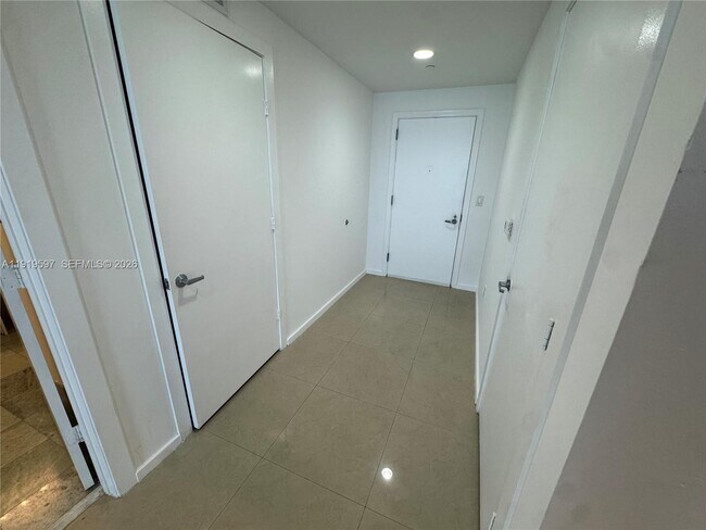 Building Photo - 1050 Brickell Ave