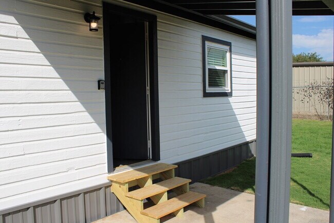 Building Photo - "Beautifully Updated Open-Concept Studio w...