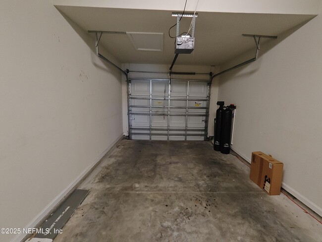 Building Photo - 6918 Roundleaf Dr