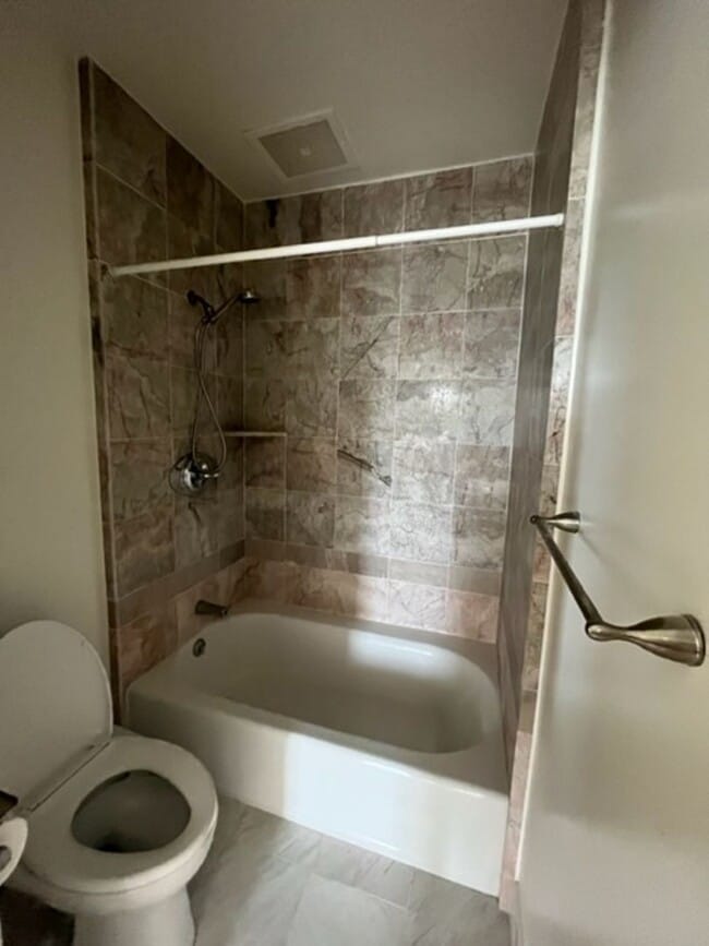 Building Photo - Quiet Spacious Unit $2,800 2/2/1 available...