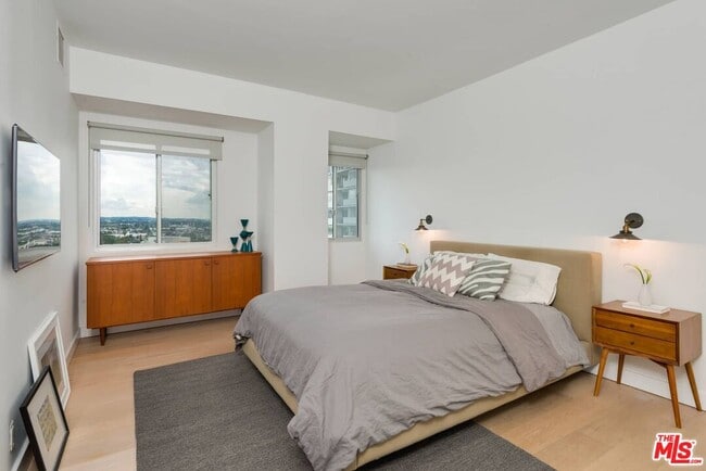 Building Photo - 838 N Doheny Dr