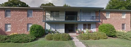 Building Photo - 1005 N Elm St