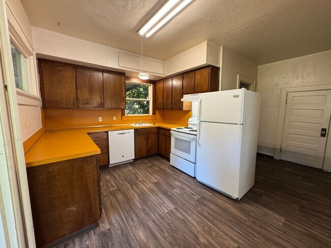 Building Photo - Large 1 Bedroom Main Level Apartment Near ...