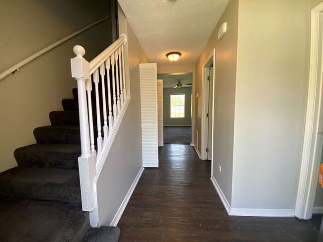 Building Photo - Now Available - 2 Bed 2 Bath House in Brit...