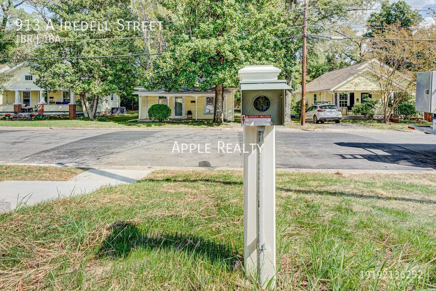 Building Photo - 913 Iredell St