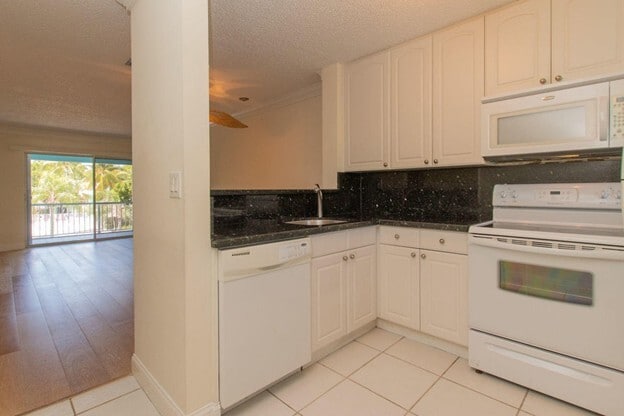 Kitchen With Passthrough - 98402 Windward Ave