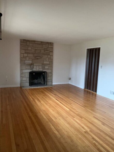 Building Photo - 2095 S Linda Dr