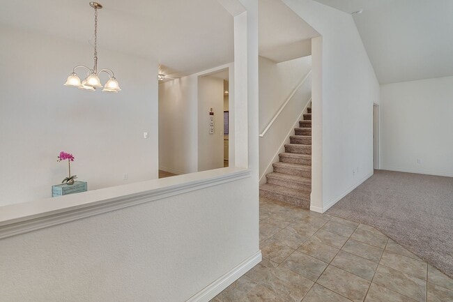 Building Photo - Must see! Spacious 3bd 2bath Ready for Imm...