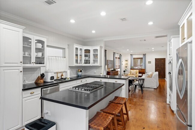 Building Photo - 508 Merrill St