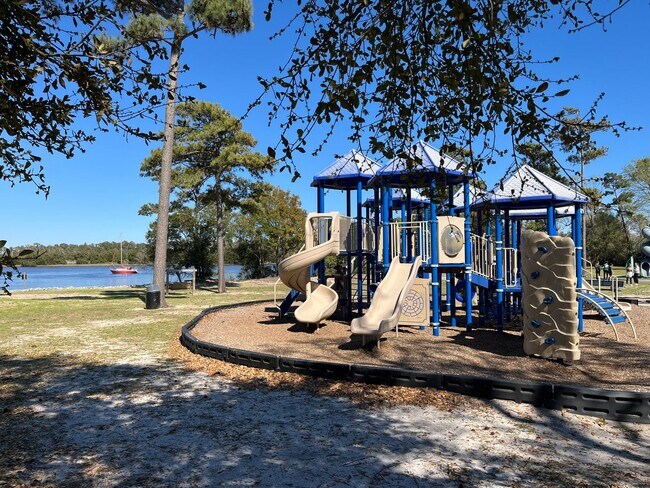 Building Photo - OFF-SEASON FURNISHED MONTHLY RENTAL AVAILABLE JAN '26