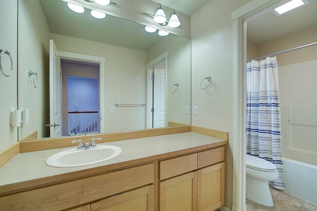 Building Photo - 3Bd/2.5Ba Redmond House