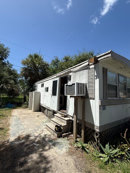 Building Photo - 622 N Beach St