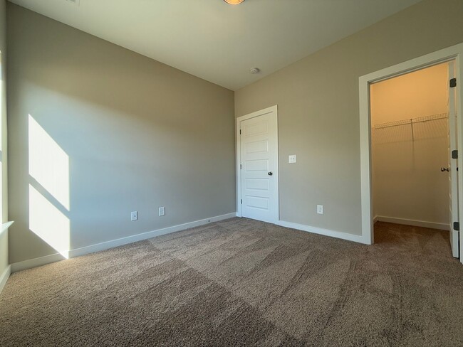 Building Photo - Home for rent in Riverside!