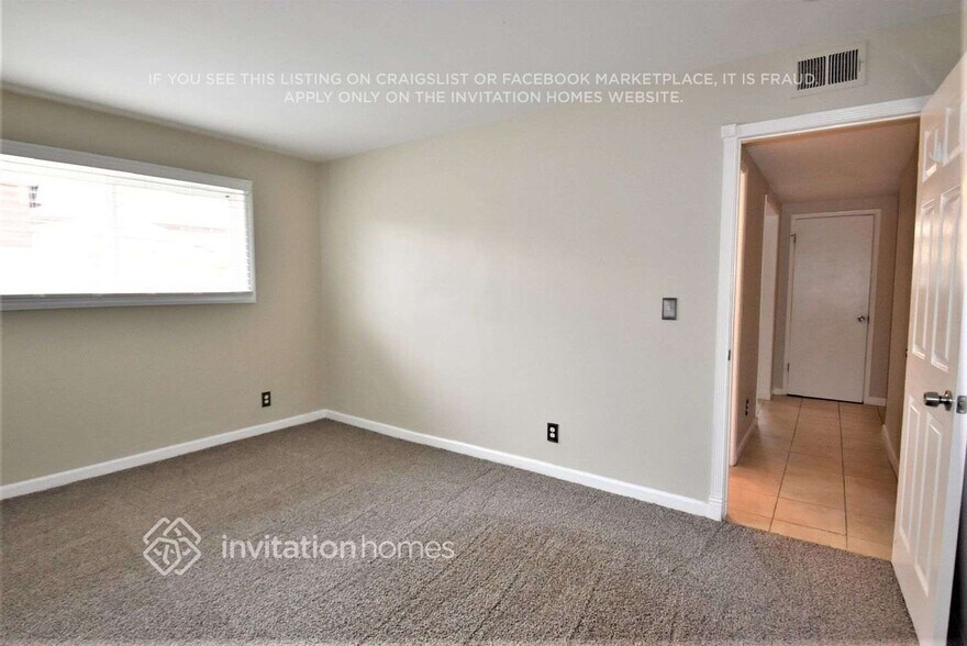 Building Photo - 835 E Claude St