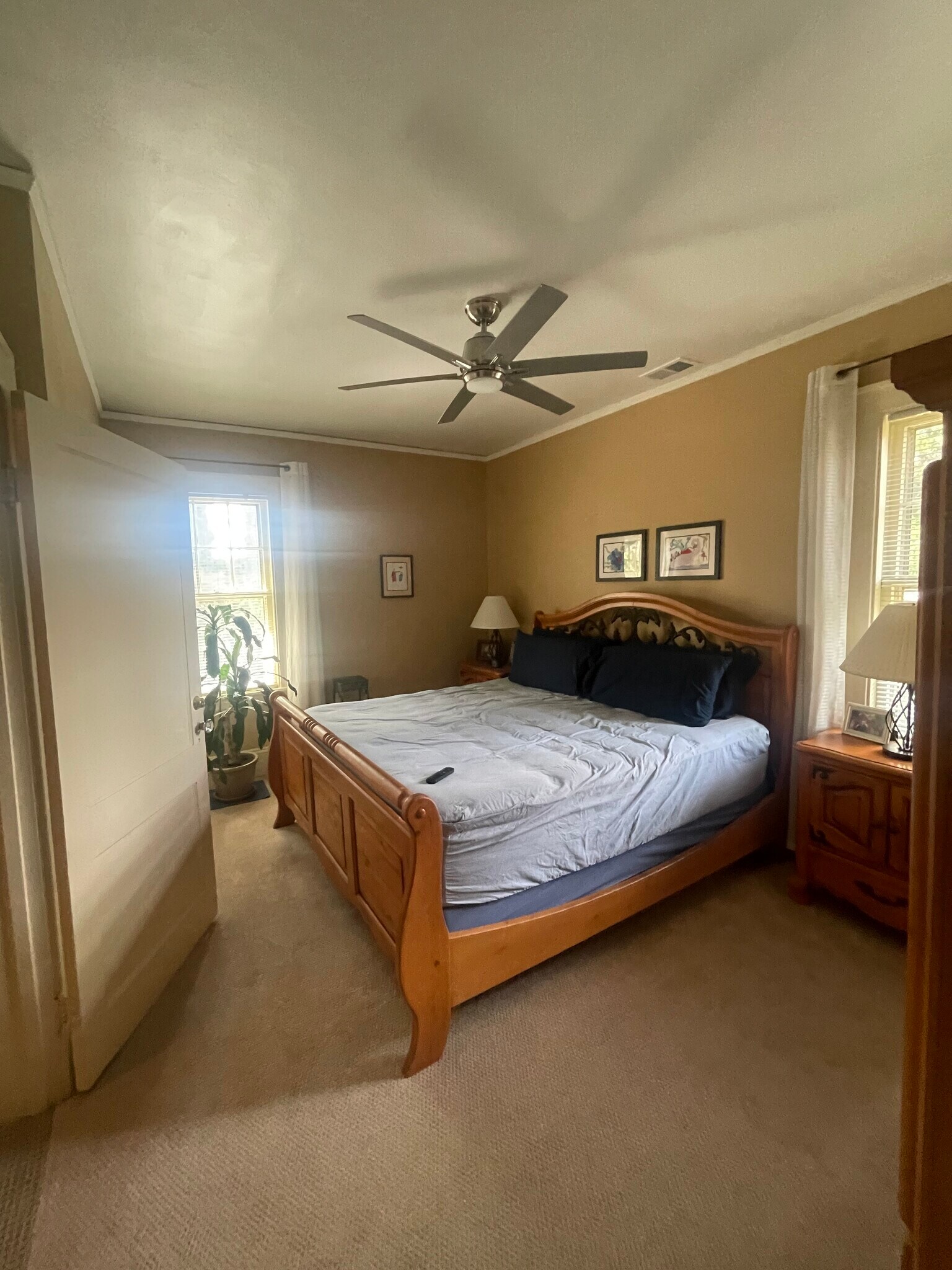 larger bedroom - 418 Clement Ave