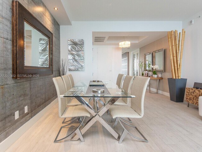 Building Photo - 1300 Brickell Bay Dr