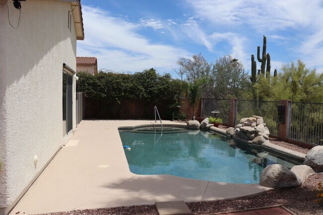 Building Photo - 4943 W Rosebay Dr