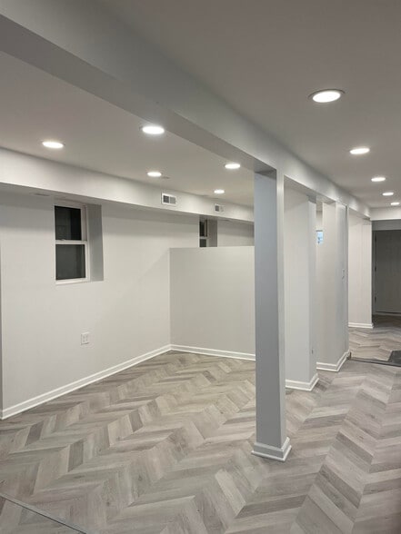 Front living space - 3625 W Oakdale Ave