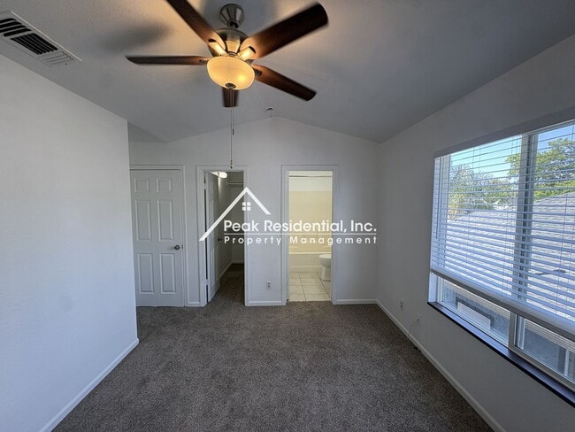 Building Photo - Great 4 Bd/2.5Ba Duplex with 1 Car Garage!