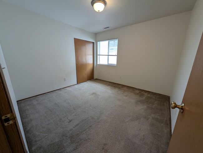 Building Photo - 3 Bedroom DuPont Home with Office and AC!