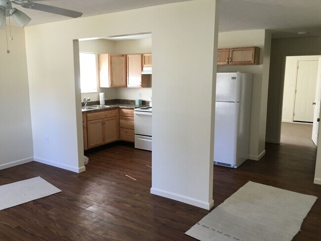 Building Photo - Lakeview Drive Bell 2503-2507 (Tri-plex)