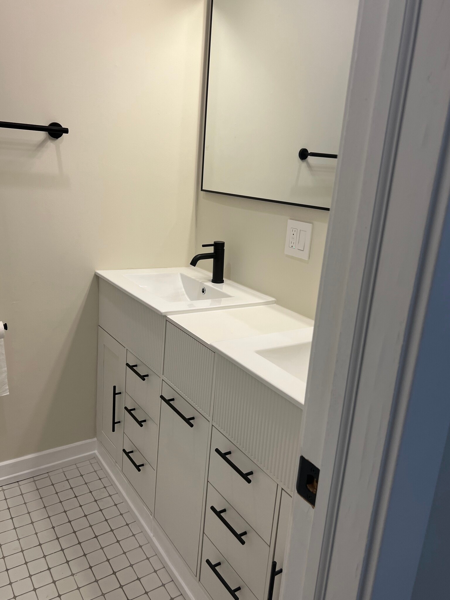 Double sink master bathroom - 10381 Dearlove Rd