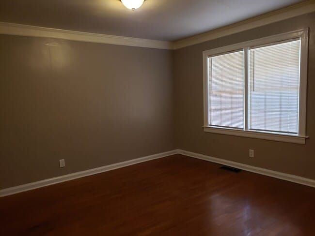 Building Photo - MOVE IN TODAY! Cute 3 bedroom 2 bath located in Sylvan Hills, Atlanta