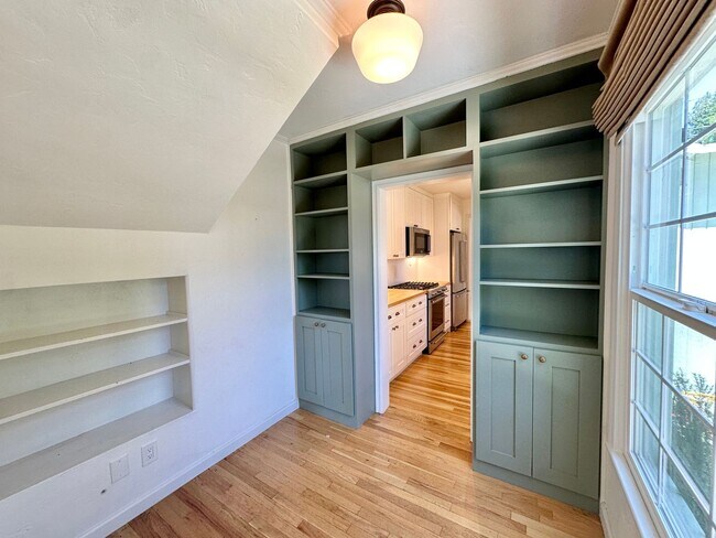 Building Photo - Bright & Modern Two-Story Home with Stunni...
