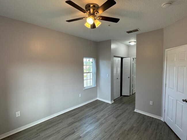 Building Photo - 625 Fairway Dr