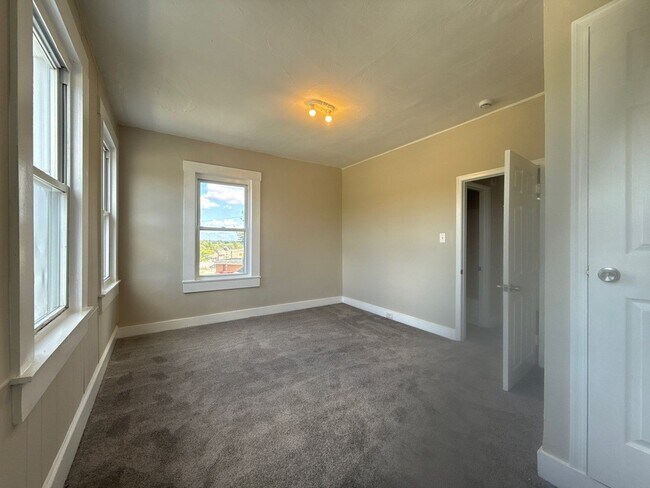 Building Photo - Beautiful Three-Bedroom Home In Baltimore