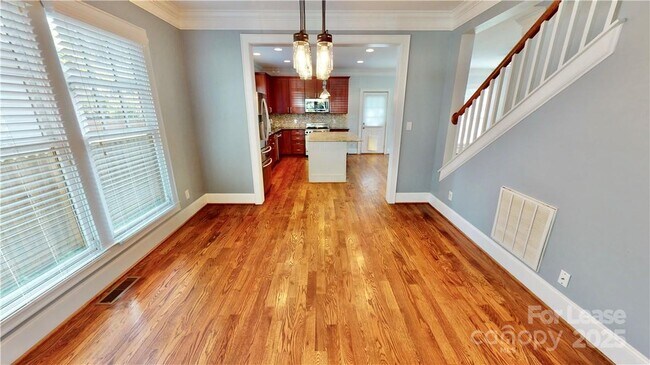 Building Photo - 2213 Roslyn Ave