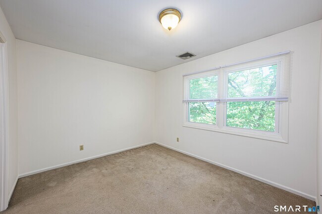 Building Photo - 1400 Hartford Tpke
