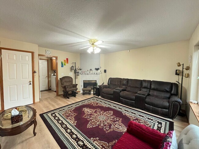 Building Photo - Beautiful 3 Bed, 2.5 Bath House in Central...