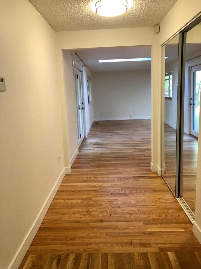 Building Photo - Charming 3 Bedroom in Cottage Lake