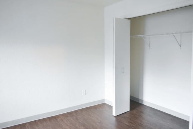 Building Photo - 654 S Westwood Ave