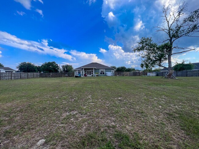 Building Photo - Pet Friendly 3BR/2BA Home on 1 acre in SW Gainesville - available Mid-October!